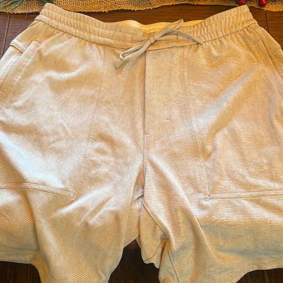 Men’s size medium Lululemon tan athletic shorts. - Picture 1 of 4